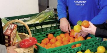 Obst und Gemüse wird bei der Karlsruher Tafel verteilt
