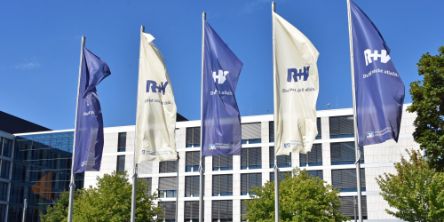 Fahnen vor dem Direktionsgebäude der R+V in Wiesbaden