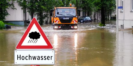 Überflutete Straßen: Warnschild im Hochwassergebiet.