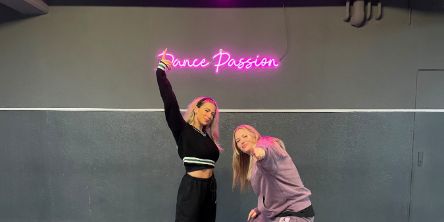 Zwei Hip-Hop Tänzerinnen der Gruppe Bronx Sistas stehen vor ihrer Leuchtreklame 