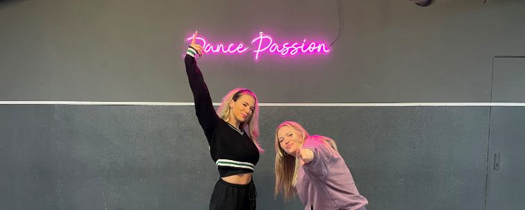 Zwei Hip-Hop Tänzerinnen der Gruppe Bronx Sistas stehen vor ihrer Leuchtreklame 