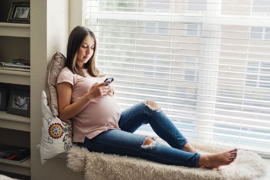 schwangerschafts-app-am-fenster