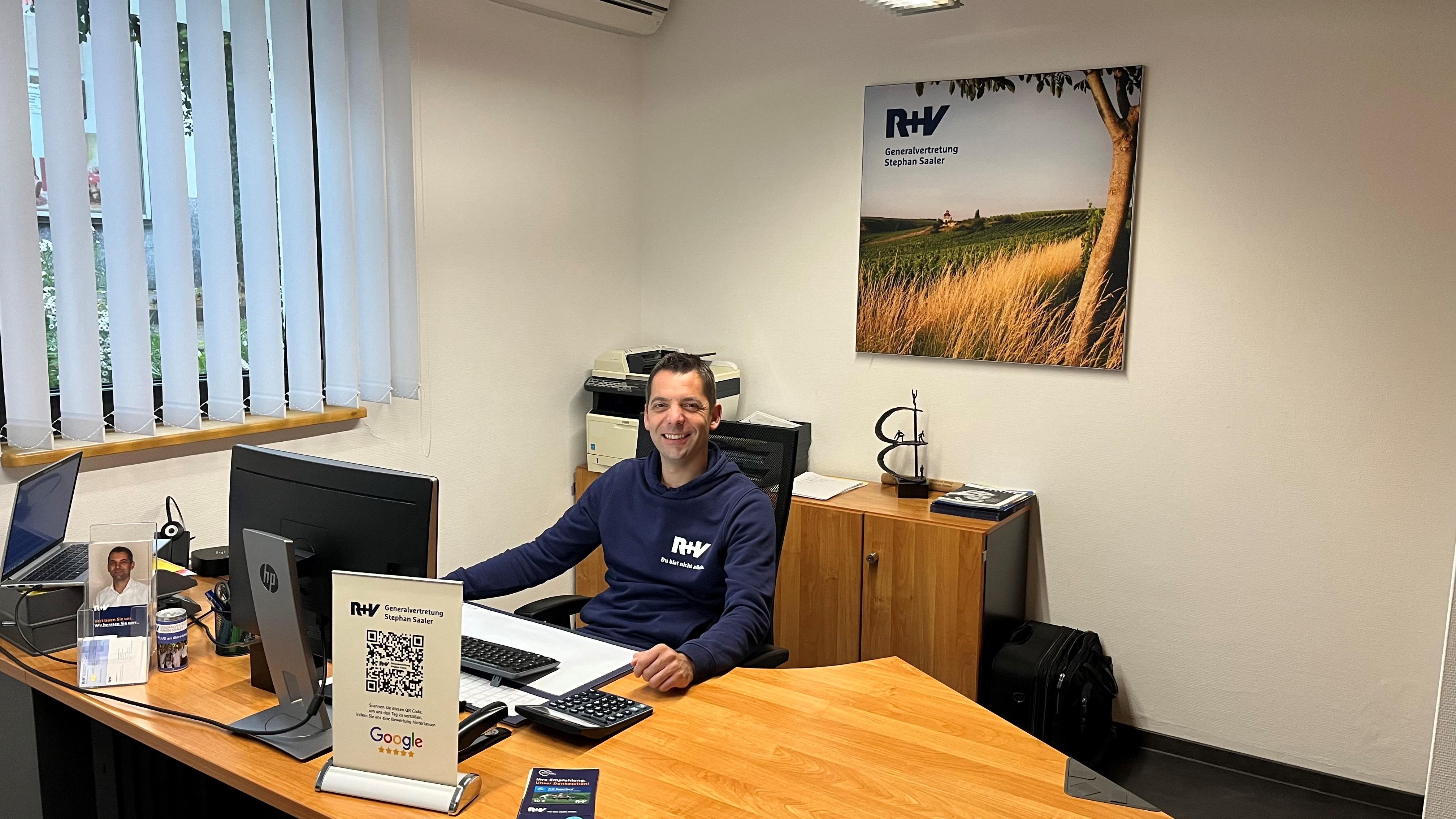 Agenturinhaber Stephan Saaler im Büro