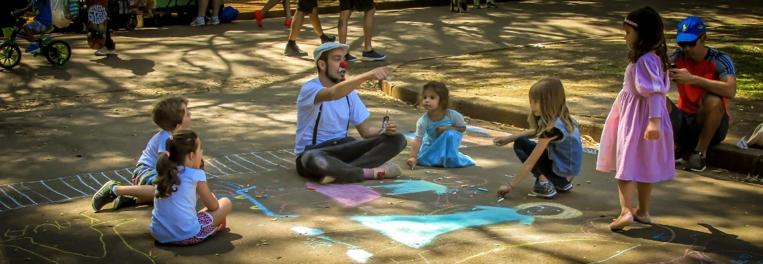 Clown spielt mit Kindern auf der Straße