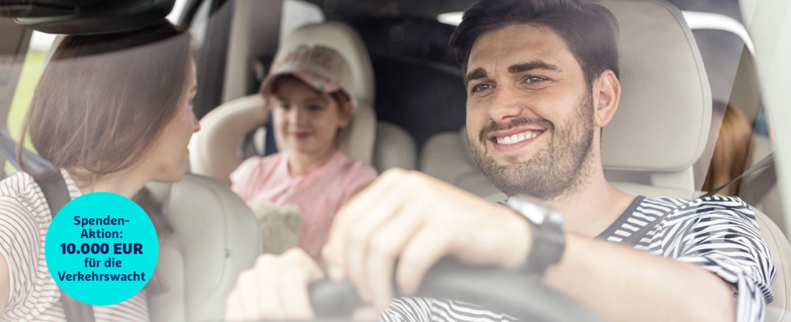 Entspannte Familie im Auto
