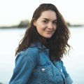 R+V Kundin Luisa informiert sich über flexible Altersvorsorge