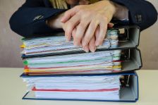 Büro mit Stapel von Aktenordnern