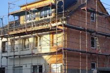 Ein Haus, an dem Sanierungsarbeiten durchgeführt werden.