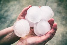 Eine Hand voll mit grossen Hagelkörnern