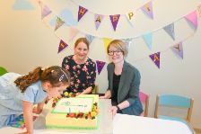 Initiatorin der R+V-Kindertagespflege Natalie Peine mit Sozialdezernentin Dr. Patricia Becher beim 1. Geburtstag der „Raiffeisenzwerge“