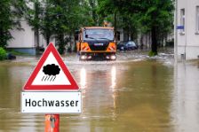 Überflutete Straßen: Warnschild im Hochwassergebiet.