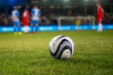 Fußball auf einem Rasenplatz.