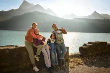 Eine Familie genießt ihren Urlaub in den Bergen, abgesichert durch eine Auslandsreisekrankenversicherung.