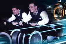 Zwei junge Männer fahren in einer Achterbahn