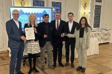 Preisverleihung Thomas Michel (Laudator), Julia Merkel (Vorständin Personal und Konzerndienstleistungen R+V Versicherung), Harald Kuntze (Vorsitzender des Joseph Baum- und Dr. Georg Goldstein Preis e.V.), Gert-Uwe Mende (Oberbürgermeister der Stadt Wiesbaden) Armen Nasarjan und Marietta Henke (beide Vorstandsstab Personal und Konzerndienstleistungen R+V Versicherung).