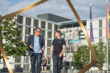 Besiegeln die Kooperation: Thomas Fuhrmann (l.), 1. Vorsitzender der Tafel Wiesbaden, und Norman Böhm, Leiter der R+V-Abteilung Marken-, Produkt- und Kundenmanagement. 