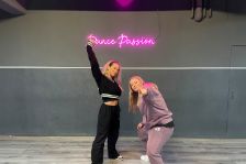 Zwei Hip-Hop Tänzerinnen der Gruppe Bronx Sistas stehen vor ihrer Leuchtreklame 