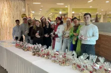 Auszubildende fördern die Spendenaktion mit selbst gebackenen Plätzchen – unterstützt durch die Clowndoktoren Babette aus der Bredullje und Nadu Nadann in der R+V.