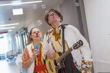 Wiesbadener Clown Doktoren im Einsatz – eines der Projekte, das die R+V mit ihrer  Weihnachtsspende 2025 unterstützte, Foto: Clown Doktoren