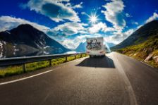 Ein Wohnmobil fährt auf einer Bergstrasse