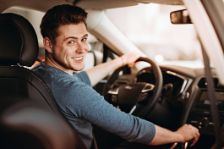 Ein Mann sitzt im Auto und fährt.