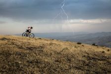 Biker auf einem Mountainbike an einem stürmischen Tag mit Gewitter