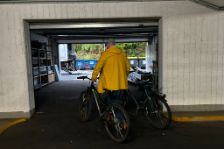Die von R+V-Mitarbeitenden gespendeten Fahrräder gehen zunächst zur Reparatur an die GWR, bevor sie ihre Reise nach Afrika fortsetzen.