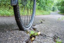 Fahrrad fährt über ein Schlagloch