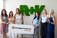 Wiesbadens Bürgermeisterin Christiane Hinninger (3.v.l.), R+V-Personalvorständin Julia Merkel (r.) und Birgit Knetsch (l.), Leiterin des Referats für Wirtschaft und Beschäftigung der Stadt Wiesbaden, mit Schülerinnen, die an der Praktikumswoche bei der R+V teilnahmen.