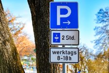 Das Parkschild zeigt an, wie man werktags parken darf.