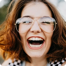 Lachende Frau mit Brille