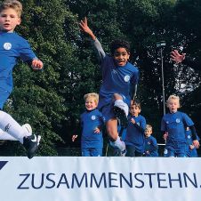 Begeisterte Kinder der Schalke Fußballschule