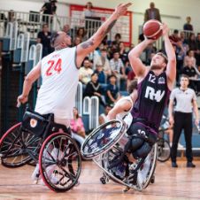 Ein Spieler der Rhine River Rhinos im Zweikampf mit einem Spieler einer gegnerischen Mannschaft.