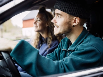 Entspanntes Paar im Auto