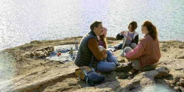 Eine Familie erklärt ihren Kindern die Vorteile einer Altersvorsorge.