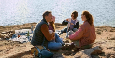 Eine Familie erklärt ihren Kindern die Vorteile einer Altersvorsorge.