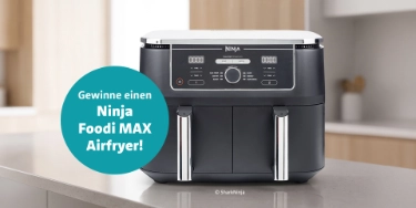 Ninja Foodi MAX Heißluftfritteuse auf einer grauen Kücheninsel.