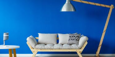 sofa-vor-blauer-wand.jpg