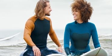 Mann und Frau beim surfen