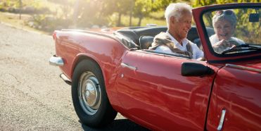 renteninformation-seniorenpaar-cabrio.jpg