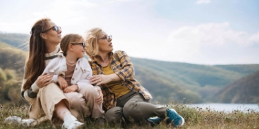 Drei Generationen: Großmutter, Mutter und Tochter blicken zuversichtlich in die Zukunft..
