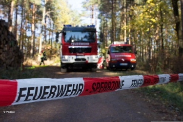 Löschfahrzeuge der Feuerwehr im Wald