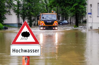 Überflutete Straßen: Warnschild im Hochwassergebiet.