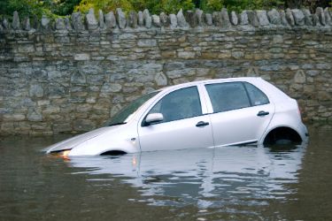 Ein Auto steht im Hoschwasser