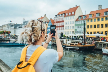 Touristin macht mit dem Smartphone ein Foto