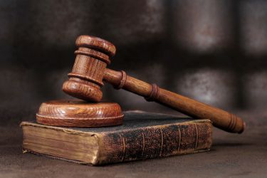 Richterhammer aus Holz als Symbol für Gerechtigkeit