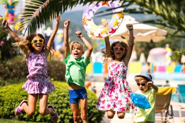 Drei Kinder haben Spaß bei der Kinderanimation im Urlaub.