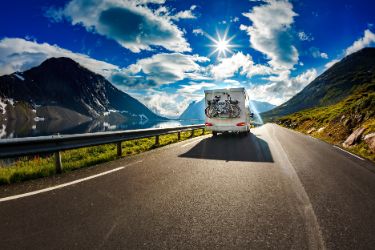 Ein Wohnmobil fährt auf einer Bergstrasse