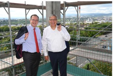 von links: R+V-Vorstandsvorsitzender Norbert Rollinger, Wiesbadener Oberbürgermeister Gert-Uwe Mende