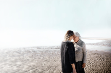 Junge und alte Frau am Strand